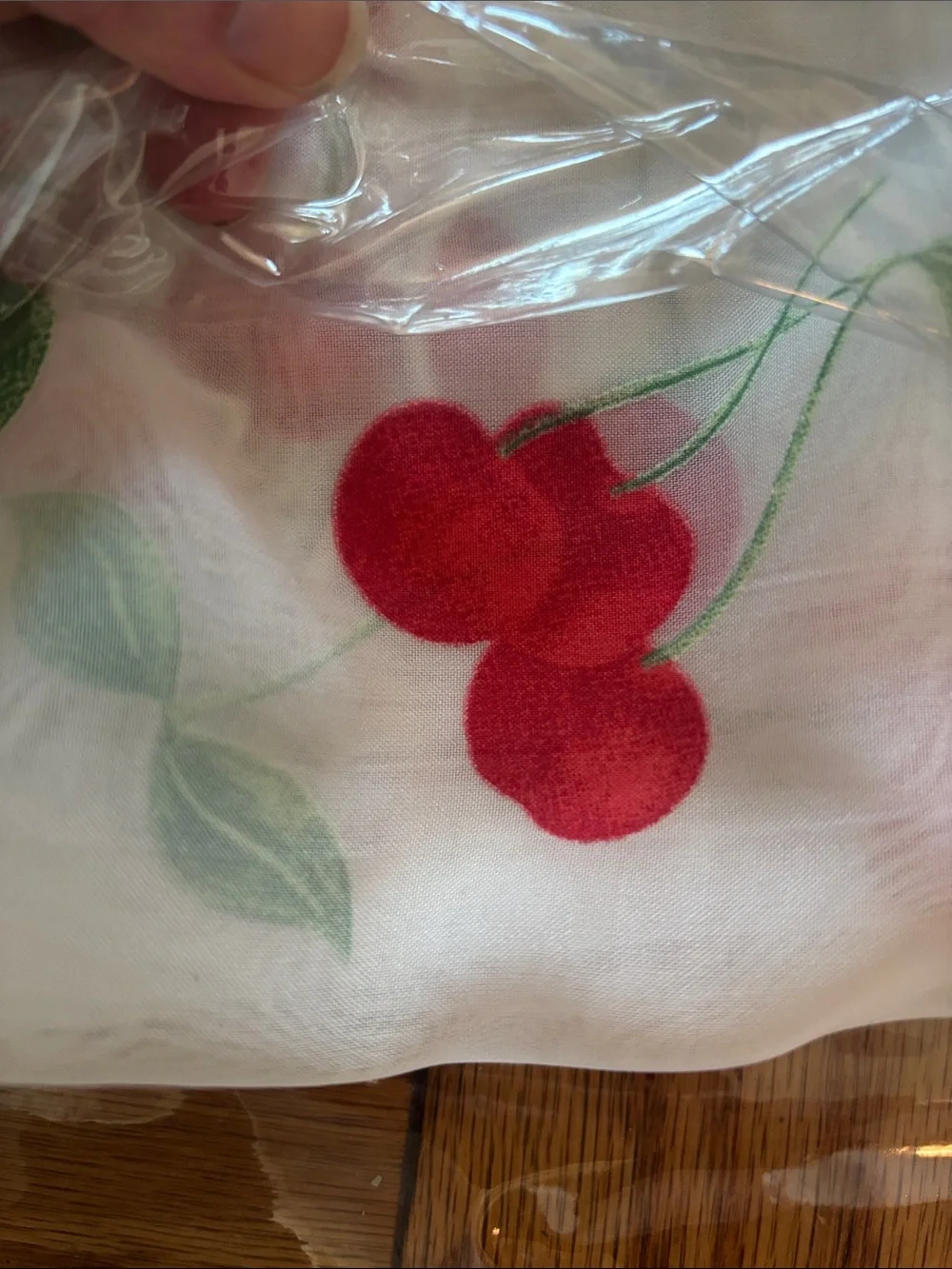 ✨NIB✨Matouk White Sheer Round Table Linen with Red Cherry Motif
